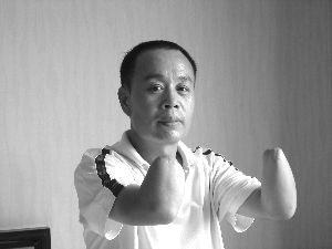 河南一农民举报抢劫疑犯双手被砍扔掉(图)
